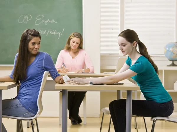 Studenti kolem poznámek v učebně — Stock fotografie