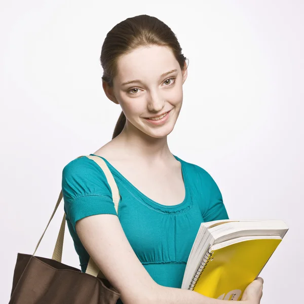Студент с книжной сумкой и блокнотом — стоковое фото