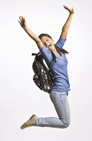 Студент в рюкзаке прыгает — стоковое фото