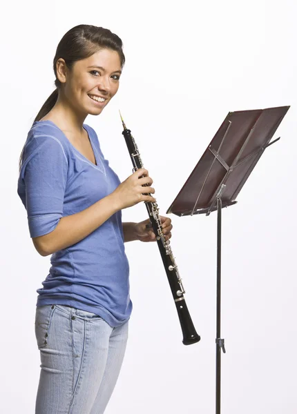 Tizenéves lány játék klarinét — Stock Fotó