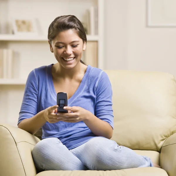 Mensagens de texto adolescente menina no telefone celular — Fotografia de Stock
