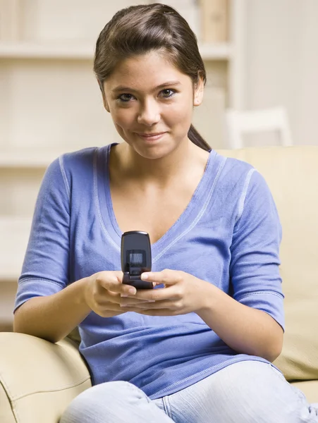 Tienermeisje voor SMS-berichten op mobiele telefoon — Stockfoto