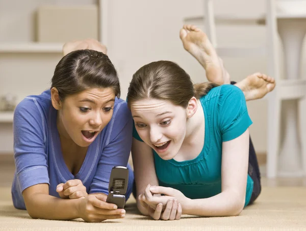 Tienermeisjes voor SMS-berichten op mobiele telefoon — Stockfoto