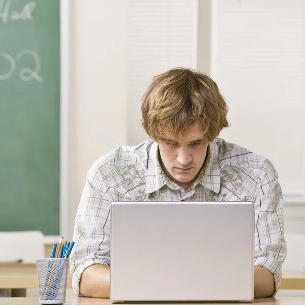 Student typen op laptop — Stockfoto