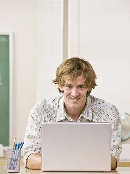 Student tippt auf Laptop — Stockfoto