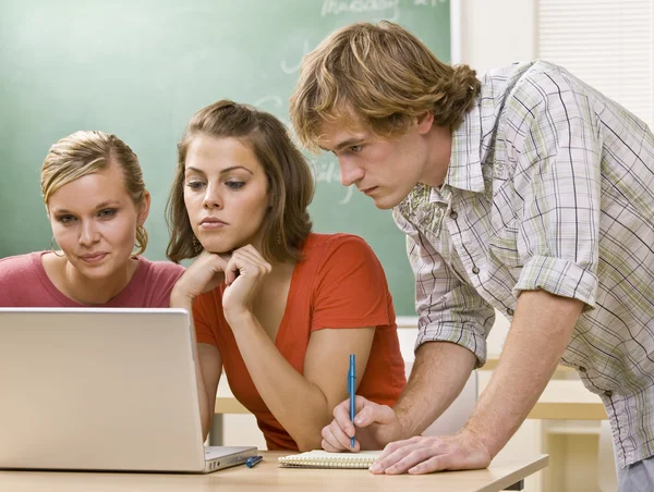 Estudantes que estudam juntos em sala de aula — Fotografia de Stock