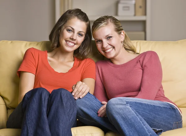 Amigos sentados juntos en el sofá — Foto de Stock