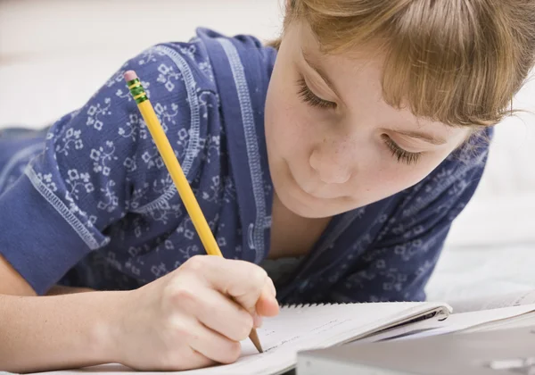 Jong meisje schrijven — Stockfoto