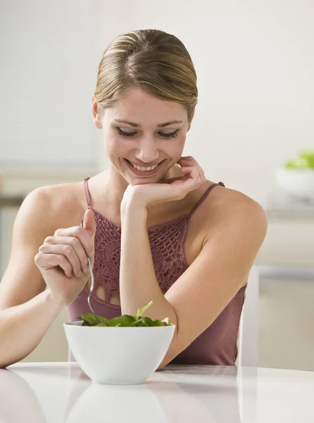 Vrouw die salade eet Rechtenvrije Stockafbeeldingen