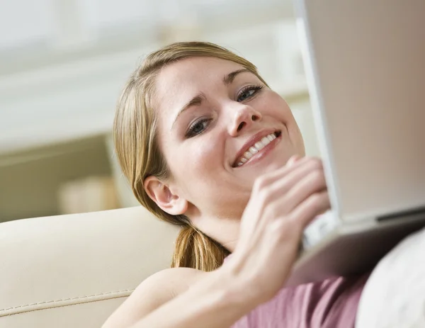 Vrouw met laptop Rechtenvrije Stockfoto's