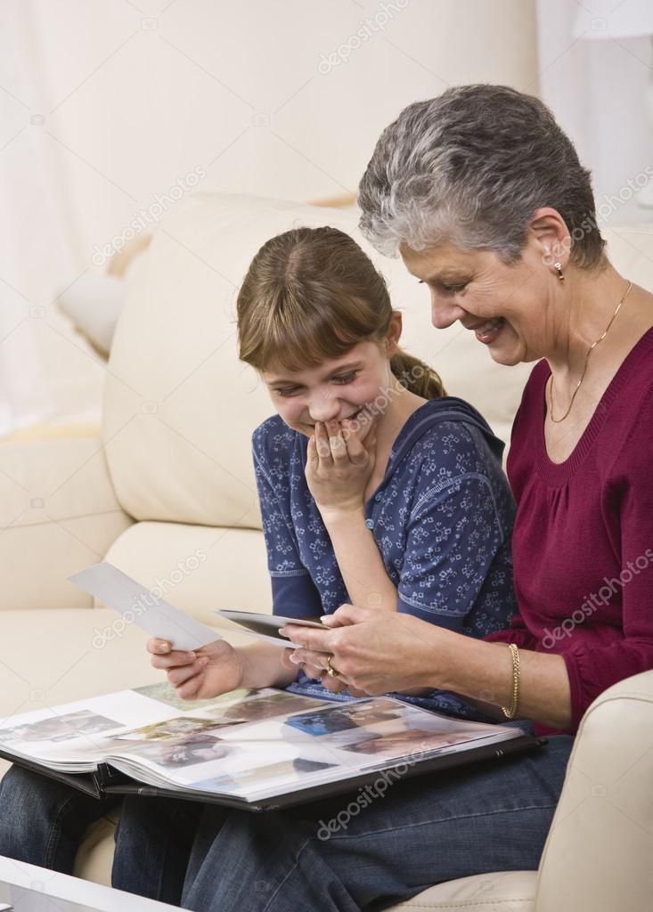 Oma entspannt sich mit einem jungen Stengel Oma entspannt sich mit einem jungen Stengel