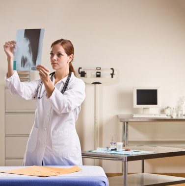 Doktor Röntgen doktor ofisinde inceleme
