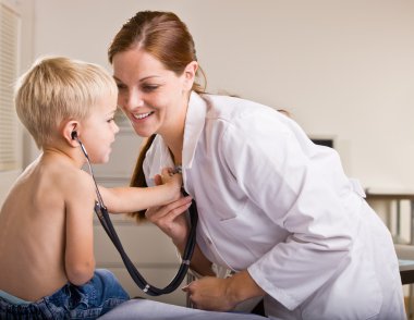 Çocuk check-up doktor ofisinde veren doktor