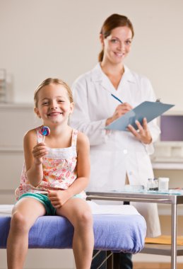 doktor ofisinde lolipop yiyen kız