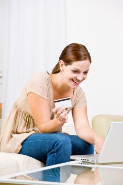 Internet mal satın almak için kredi kartı kullanan kadın
