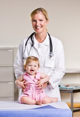 doktor ofisinde doktor ve bebek kız