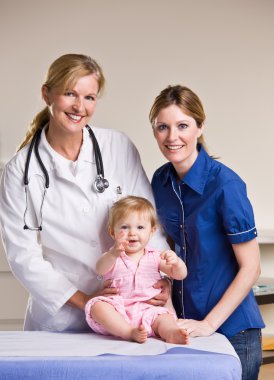 Doktor, anne ve bebek kız doktor ofisinde