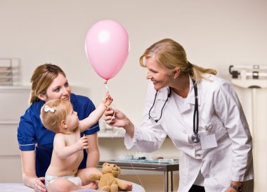 Doktor teslim bebek kız balon