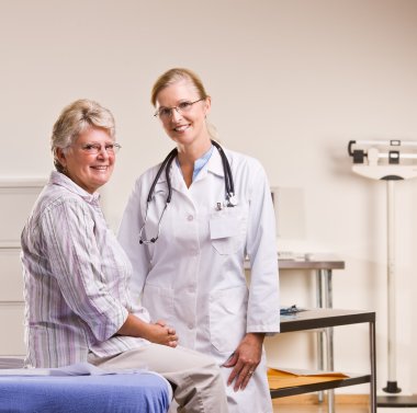 doktor ofisinde check-up olan kadın kıdemli