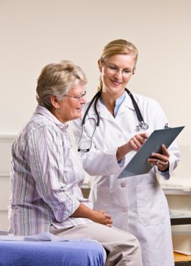 kadın kıdemli tıbbi grafiği açıklayan doktor