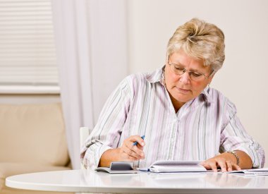 Çek yazmaya kadın kıdemli