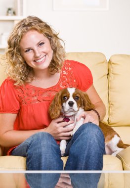 köpek ile kanepede oturan kadın