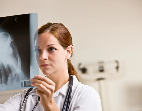 Доктор рецензування рентгенівських знімків в офісі лікаря — стокове фото