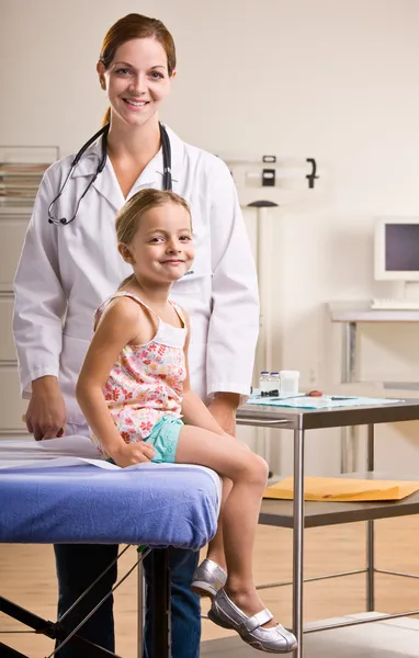 Doktor geben mädchen checkup im doktor büro — Stockfoto