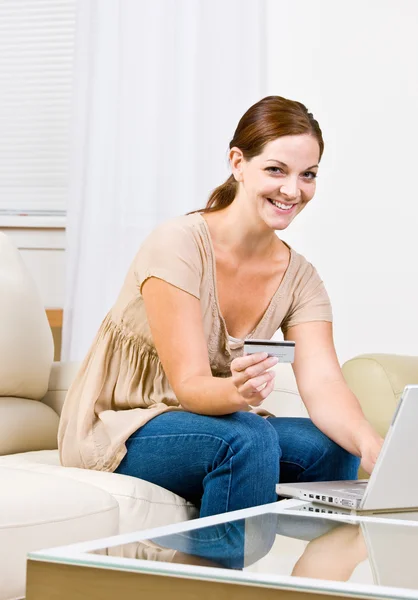 Mujer usando tarjeta de crédito para comprar mercancía de internet — Foto de Stock