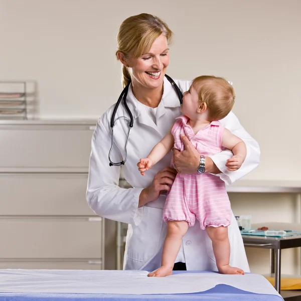 Médico y niña en consultorio médico — Foto de Stock