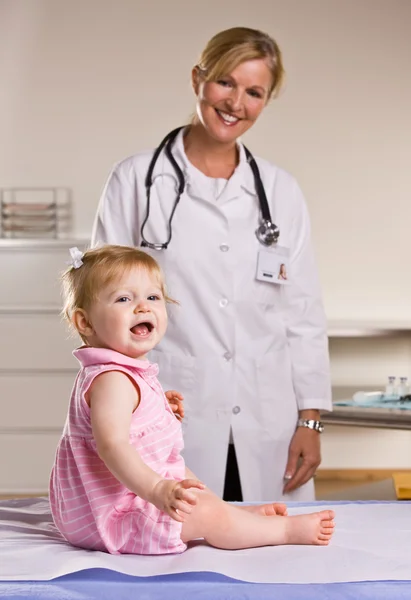 Médecin et bébé fille dans le bureau du médecin — Photo