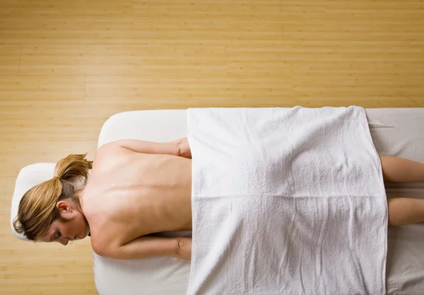 Mulher à espera de massagem — Fotografia de Stock