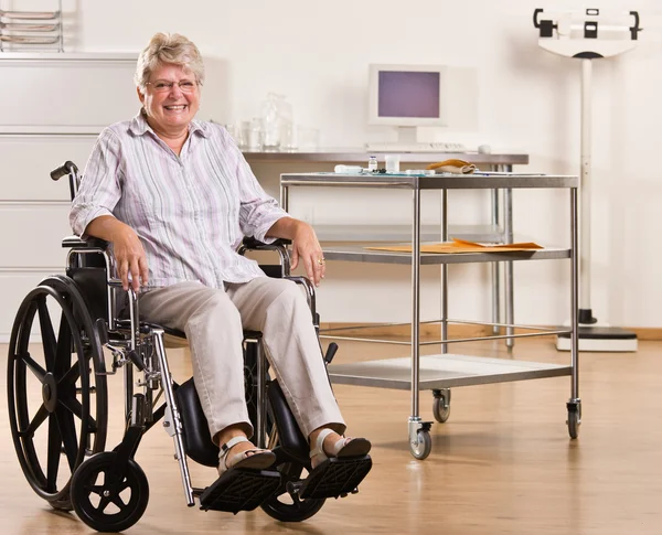 Femme âgée assise en fauteuil roulant — Photo