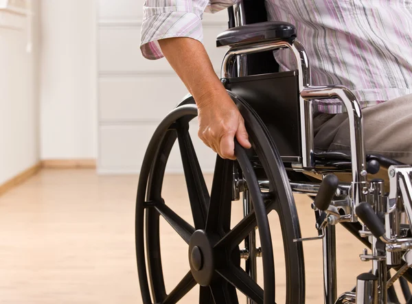 Старший жінка, сидячи в інвалідному візку — стокове фото