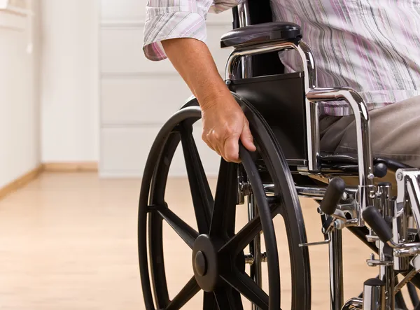 Mujer mayor sentada en silla de ruedas — Foto de Stock