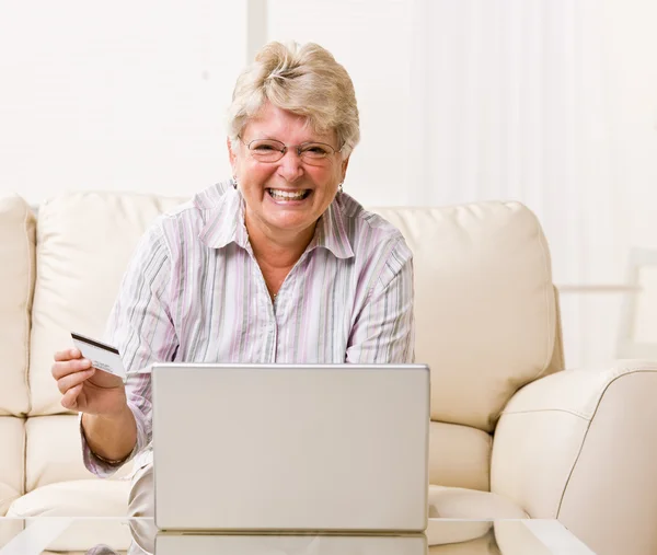 Internet mal satın almak için kredi kartı kullanan kadın — Stok fotoğraf