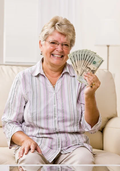 Mujer mayor sosteniendo efectivo — Foto de Stock