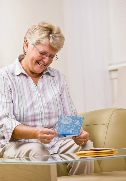 Senior mujer lectura nota tarjeta — Foto de Stock