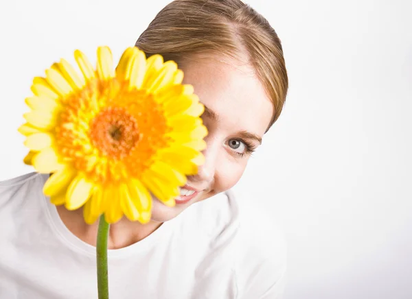 Mujer sosteniendo flor — Foto de Stock