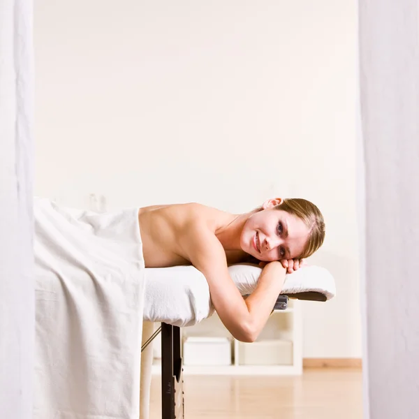 Жінка чекає на масаж — стокове фото