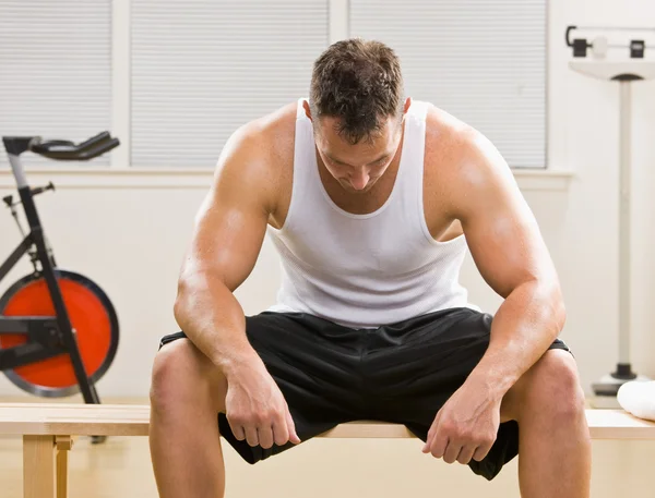 Homem descansando no health club — Fotografia de Stock