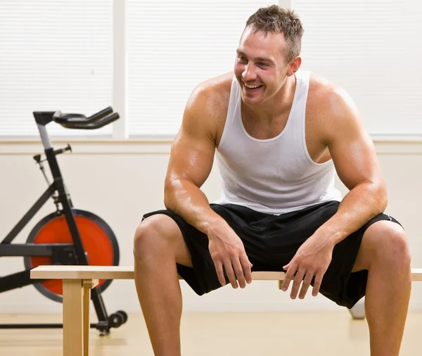 Homem descansando no health club — Fotografia de Stock