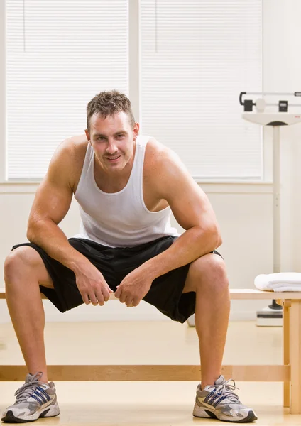 Homem descansando no health club — Fotografia de Stock