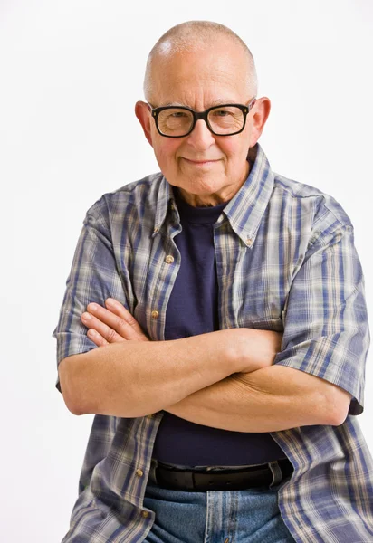 Hombre mayor en gafas con los brazos cruzados —  Fotos de Stock