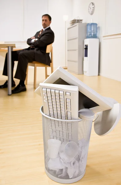 Computer monitor and keyboard in trash basket — Stock Photo, Image