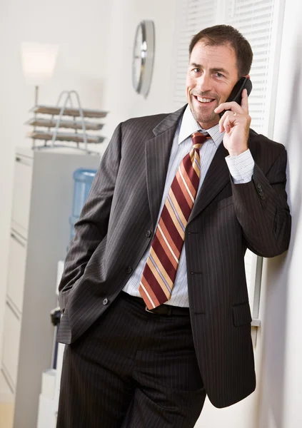 Businessman talking on cell phone — Stock Photo, Image