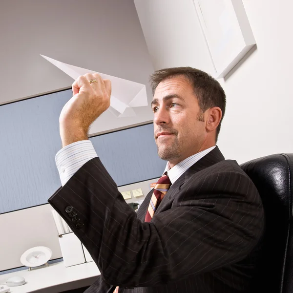 Empresário jogando avião de papel — Fotografia de Stock