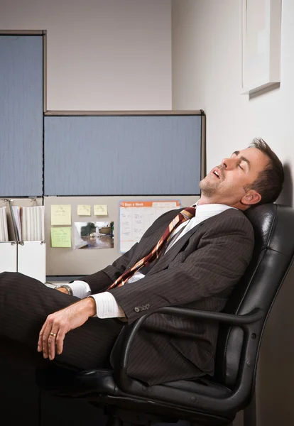 Affärsman sova på skrivbord — Stockfoto