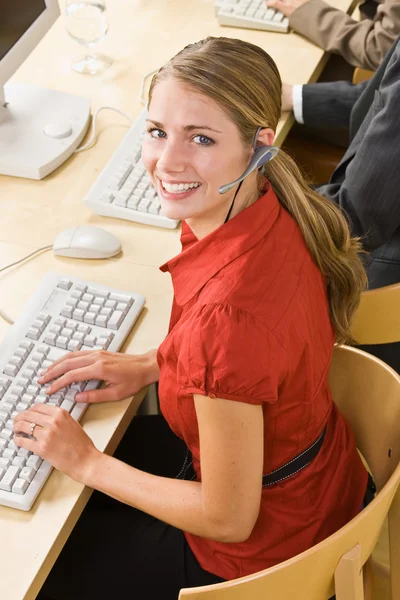 Mulher de negócios falando sobre fones de ouvido — Fotografia de Stock