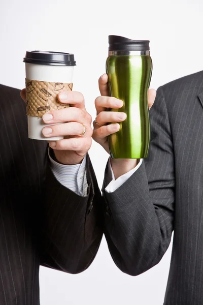 Empresarios sosteniendo tazas de café —  Fotos de Stock